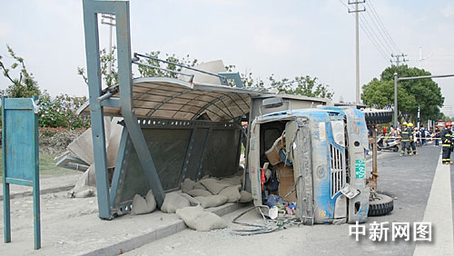 浙江湖州一货车疯狂冲向公交站台 致1死4伤(图)