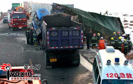 新疆高速路五车相撞 一人死亡多人受伤(组图)