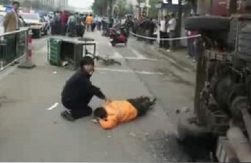 南京偷车贼慌不择路撞树引发恶性事故