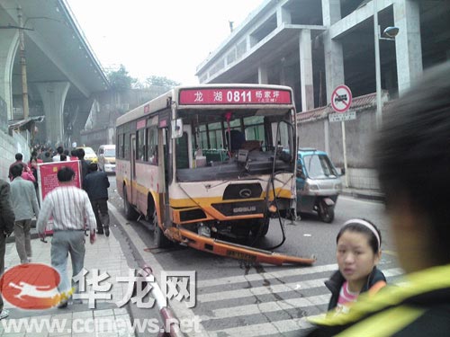 车祸现场 两江论坛网友供图 华龙网发