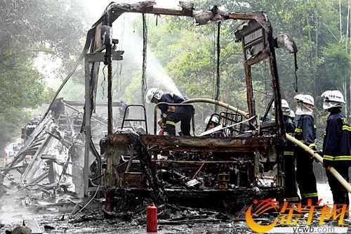 载40余学生大巴自然烧成废铁无人伤亡(图)