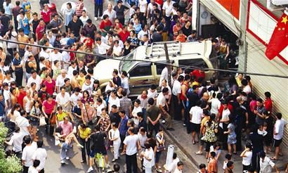 十余名菜贩营救被肇事车撞倒母女(组图)