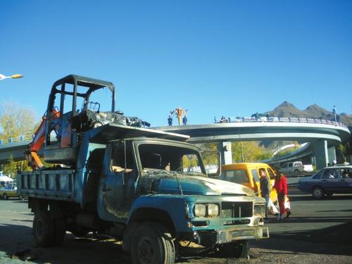 拉萨一油罐车窜下立交桥爆炸 致2人死亡