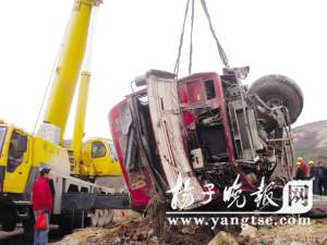 200吨“巨无霸”吊车参与救援