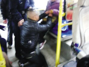 公交司机怕遭碰瓷跪求乘客作证(组图)