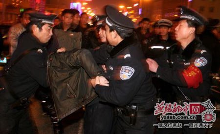 河北沧州银行副行长醉驾致1死2伤拒下车救人