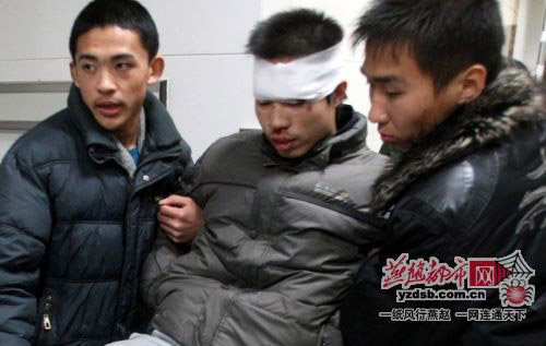 司机醉驾连撞5名大学生致2人重伤(组图)