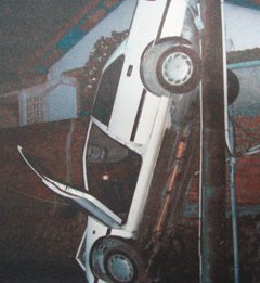 男子酒驾倒车开上电线杆 汽车头下脚上倒立