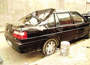 男子从16楼跳下砸中轿车奇迹般活着(图)