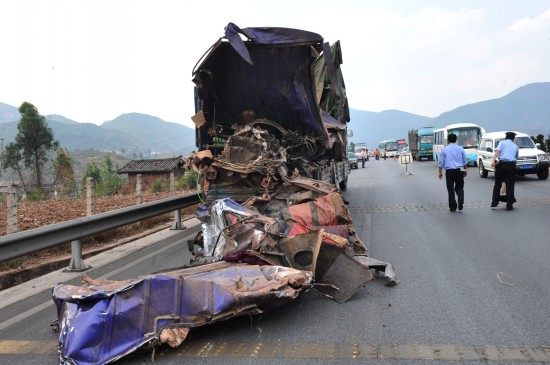 直击云南翻车事故现场：客车车顶和车身分离