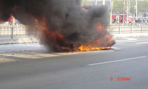 小汽车当街爆燃 消防员2分钟灭火(组图)