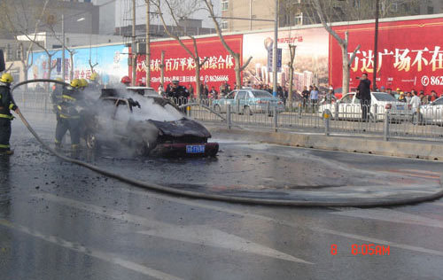 小汽车当街爆燃 消防员2分钟灭火(组图)