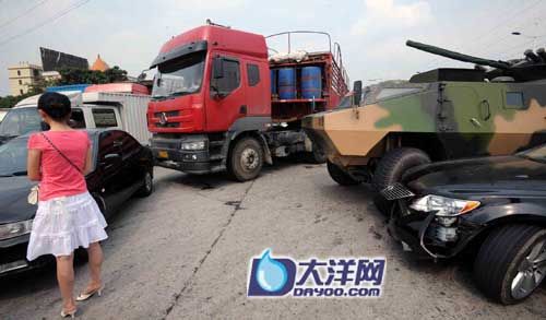 装甲车在107国道路口与价值百万轿车相撞(图)