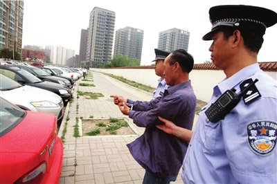 保洁员扎30余车胎 称不满车主乱扔垃圾(图)