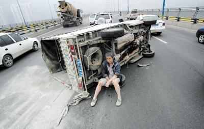 小货车侧翻滑行20米 押车人飞出6米远