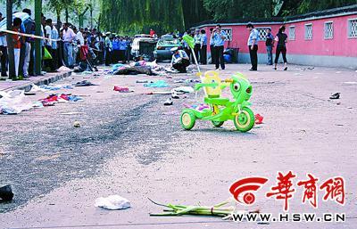 出租车冲进早市致2死20多伤 肇事司机被拘