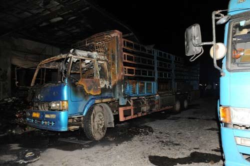 9月3日凌晨拍摄的发生化学品爆燃事故的车辆。新华社记者范长国摄