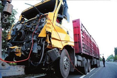 公交车被撞坠沟 祸起重型货车闯红灯