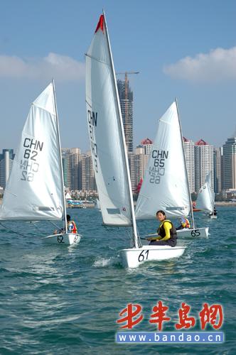 青少年帆船帆板比赛精彩激烈帆板项目首亮相