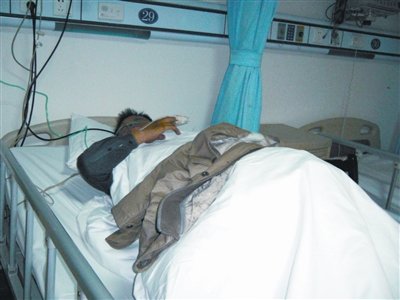 黑的哥为5元钱撞倒3人后调头碾压致1死1重伤