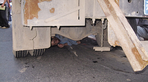 英雄保安醒了，颤抖着写下“谢谢”(图)