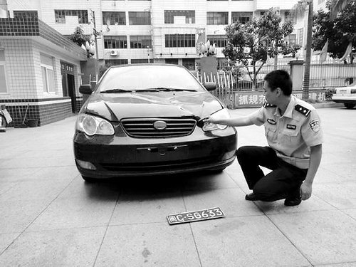 男子无证驾驶撞伤男孩后逃逸 找人顶包(图)