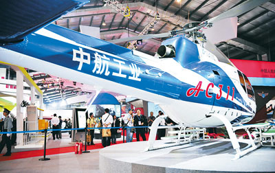 中国轻型直升机AC311亮相珠海航展。新华社记者 梁 旭摄