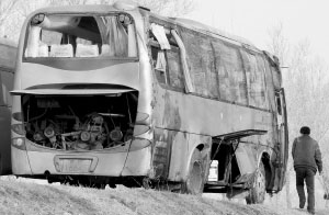 大客车损坏严重 本组图片 记者 施忠威 摄