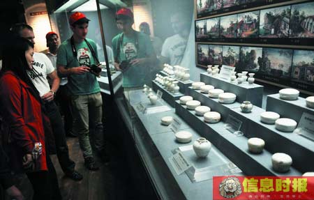 “南海Ⅰ号”的出水文物在省博物馆展出,瓷器是船里最多的文物之一(社会1-1为鎏金腰带)。信息时报记者 叶伟保 摄