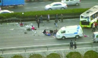 大客车侧翻3死17伤直升机急降沪宁高速救援(组图)