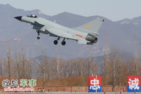图为歼十起飞。摄影：刘峰