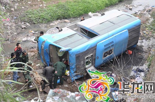 重庆长寿客运中巴侧翻16人受伤(组图)