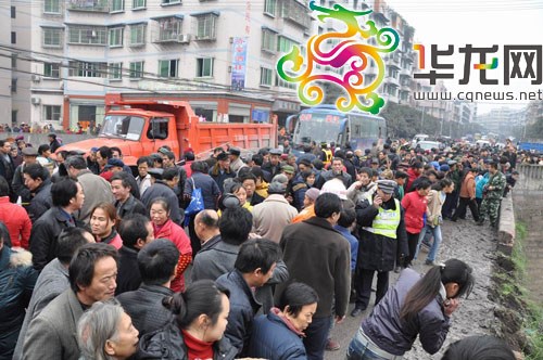 重庆长寿客运中巴侧翻16人受伤(组图)