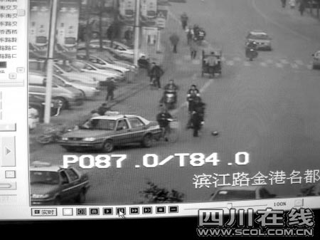 的士撞翻抢匪的摩托车(天网视频翻拍)