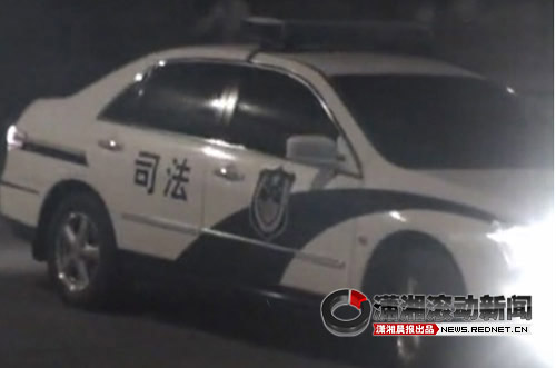 狱警酒后发疯,闹了几个小时后,一辆司法警车来到,将该人带走。 视频截图