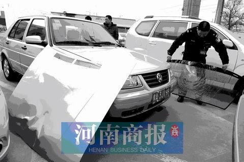 女子携孩子出门遇车祸身亡 被拖行近500米(图)