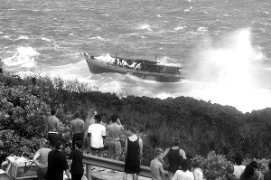 遇险 15日，载70人偷渡船在圣诞岛遇险，岛上居民准备援助。