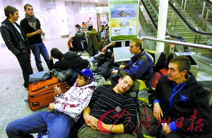 探雪 18日,旅客滞留在匈牙利布达佩斯国际机场。