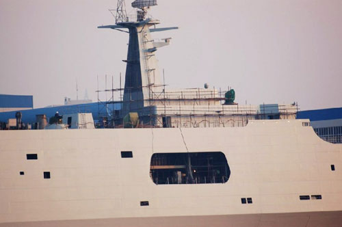 图为晒装中的“井冈山”舰。(图片来源:东方网