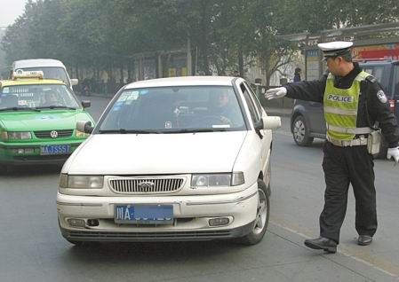 交警整治闯单行车辆