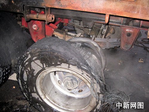 江苏泰州一辆载3700多瓶白酒货车起火