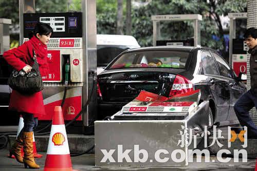 加油站的一台加油机被撞坏，年后才能修复。新快报记者 孟祝斌/摄