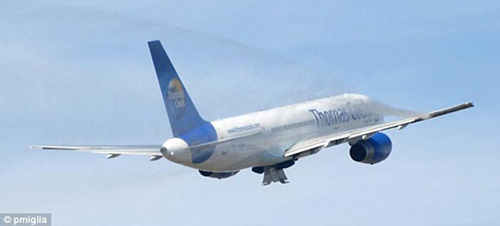 波音757客机右翼油箱燃料泄漏情况越来越严重。燃料泄漏意味着这架飞机不可能按计划到达伯明翰，驾驶员在空中飞行半小时，消耗光燃料后准备迫降。