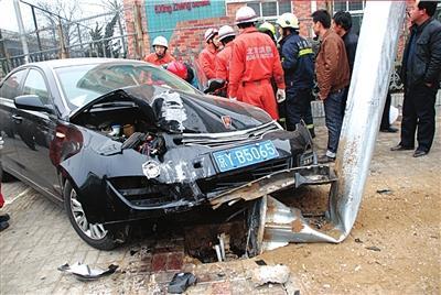 轿车逆行撞飞女记者  目前生命垂危