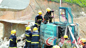 工作人员清理现场