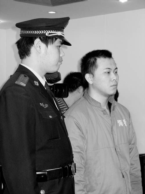 宝马司机飙车撞死人逃逸 获刑后怪行人