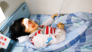 货柜车撞伤母子后拖婴儿车逃逸孩子下落不明