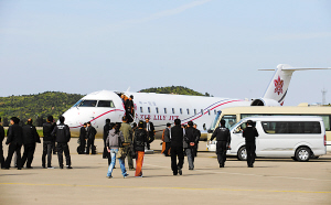 赵本山坐私人飞机赴重庆 停机费：1夜2万