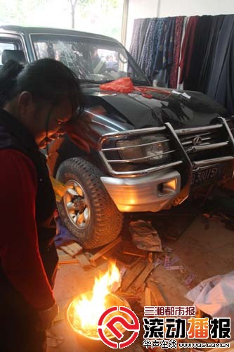 撞上店内正在打牌的4个人，其中一人连桌带人被顶在墙壁上，事故共造成两死两伤。