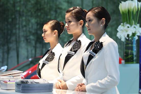 仪态端庄 举手投足间典雅不凡